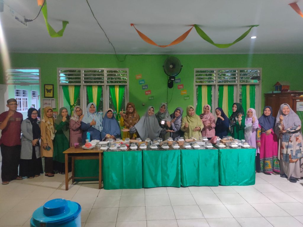 Foto Bersama Jelang Buka Puasa ASN MIN 2 Kab. Gorontalo