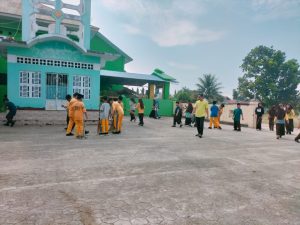 Read more about the article Sukseskan Program Gembira, Civitas MIN 2 Kabgor Rutin bersihkan Masjid di Kompleks Madrasah.